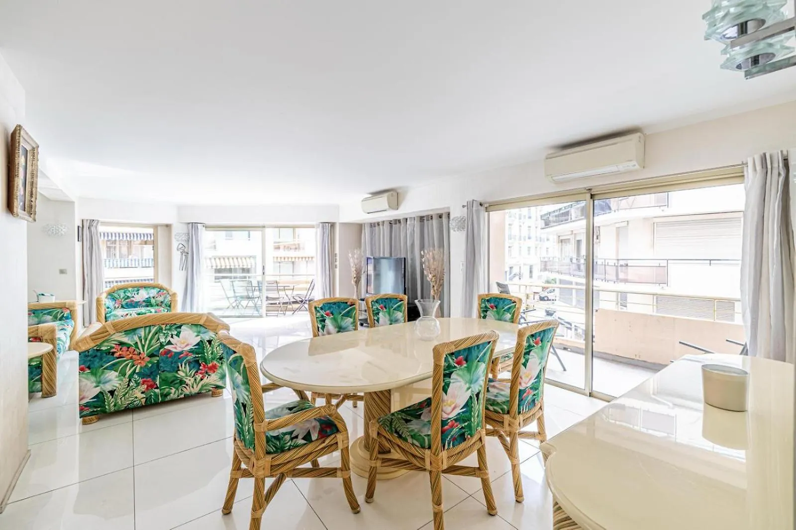 4 Pieces Balcon Parking Proche Martinez A3B130 Lägenhet Cannes